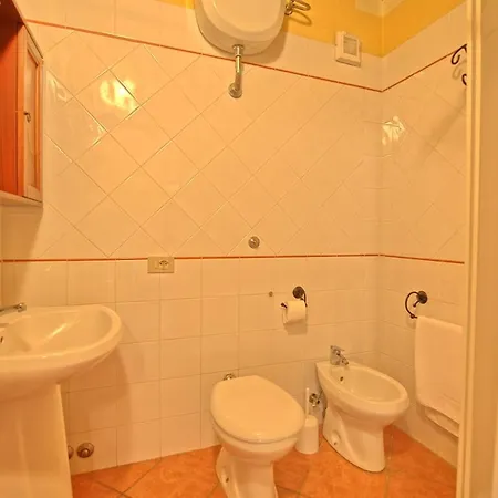 Sleeps 4 Air Con T241333 Lari